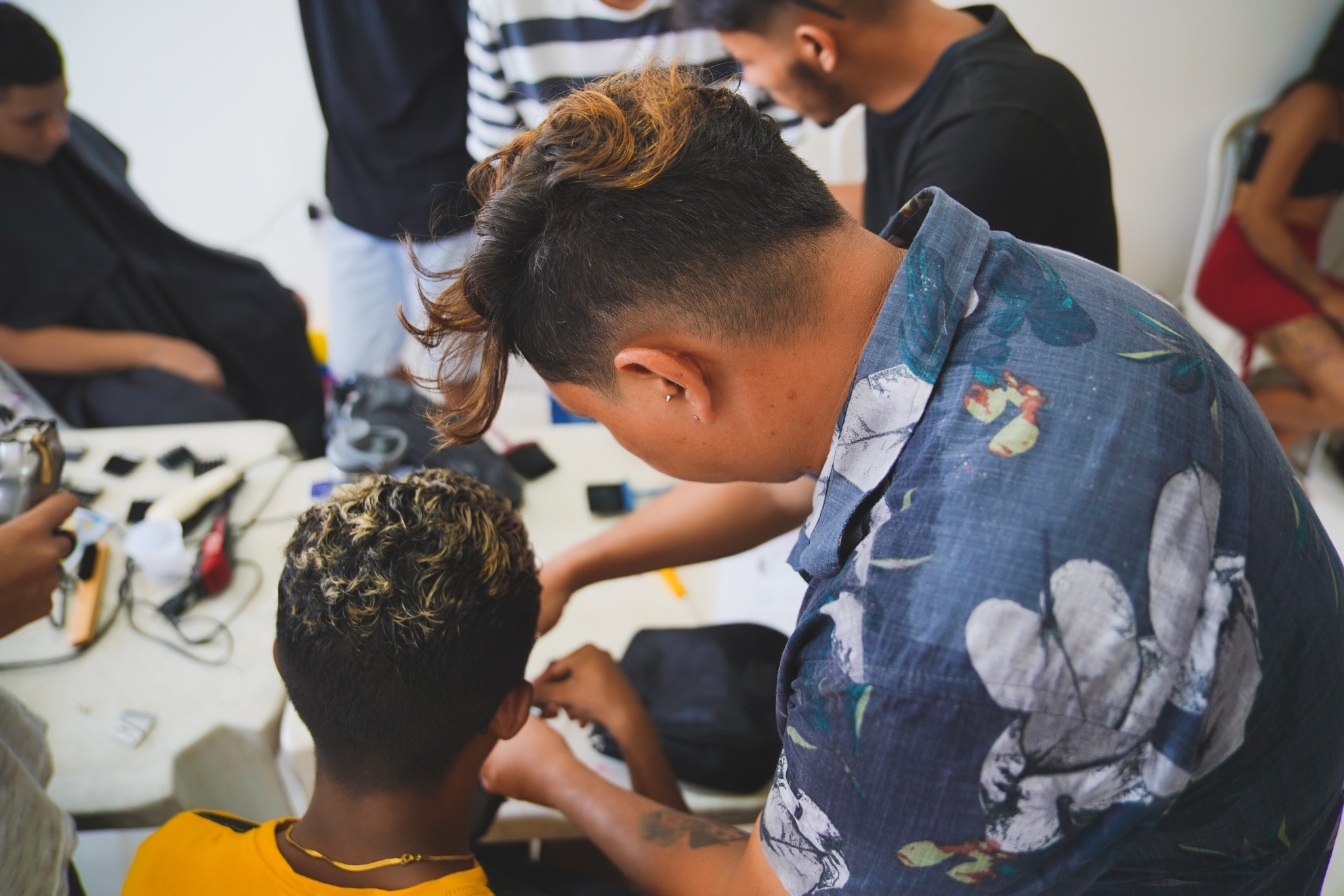 barbeiro cortando o cabelo de um cliente